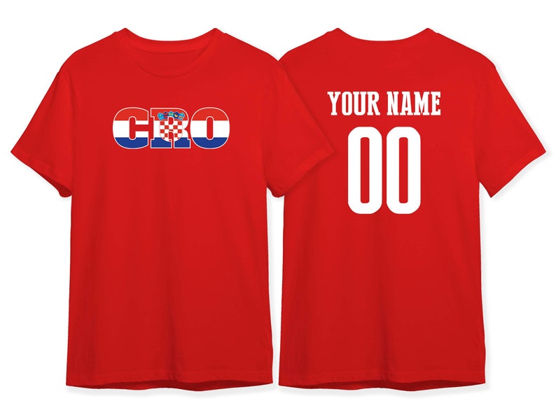 Puede incluir: Dos camisetas rojas, una con la palabra "CRO" en letras azules con la bandera croata dentro de las letras, y la otra con "YOUR NAME" y "00" en letras blancas.
