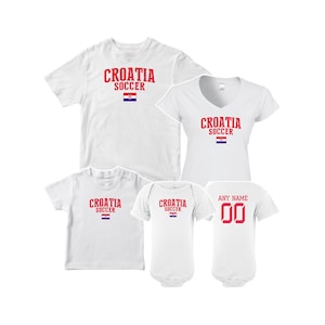 Op de afbeelding: Witte T-shirts met de tekst "Kroati&euml; Voetbal" en de Kroatische vlag. De shirts zijn verkrijgbaar in volwassen- en kindermaten. E&eacute;n shirt heeft de tekst "Any Name" en het nummer "00" op de achterkant.