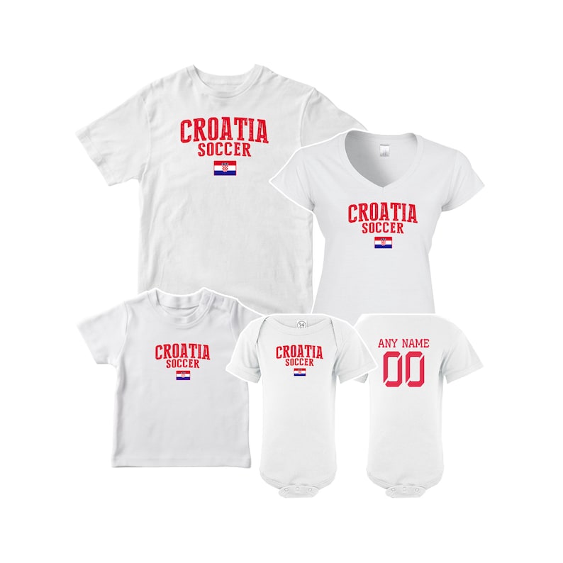 Op de afbeelding: Witte T-shirts met de tekst "Kroati&euml; Voetbal" en de Kroatische vlag. De shirts zijn verkrijgbaar in volwassen- en kindermaten. E&eacute;n shirt heeft de tekst "Any Name" en het nummer "00" op de achterkant.