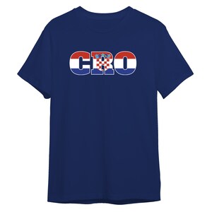 Puede incluir: Una camiseta azul marino con la palabra "CRO" impresa en blanco con un dise&ntilde;o de bandera croata dentro de las letras.