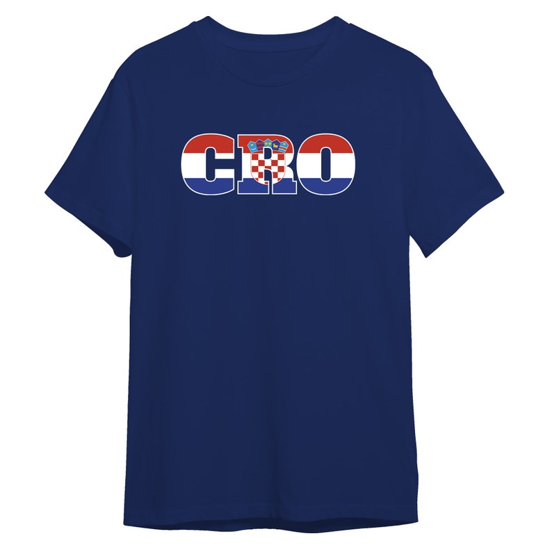 Puede incluir: Una camiseta azul marino con la palabra "CRO" impresa en blanco con un dise&ntilde;o de bandera croata dentro de las letras.