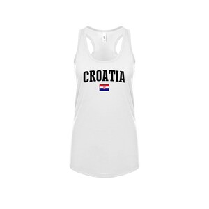 Op de afbeelding: Een wit tanktop met het woord "CROATIA" in zwarte tekst en de Kroatische vlag gedrukt op de voorkant.