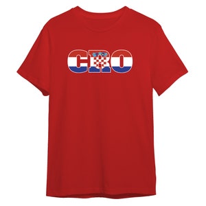 Puede incluir: Camiseta roja con la palabra "CRO" en letras azules con el dise&ntilde;o de la bandera croata dentro de cada letra.