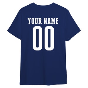 Puede incluir: Una camiseta azul marino con texto blanco que dice "YOUR NAME 00".
