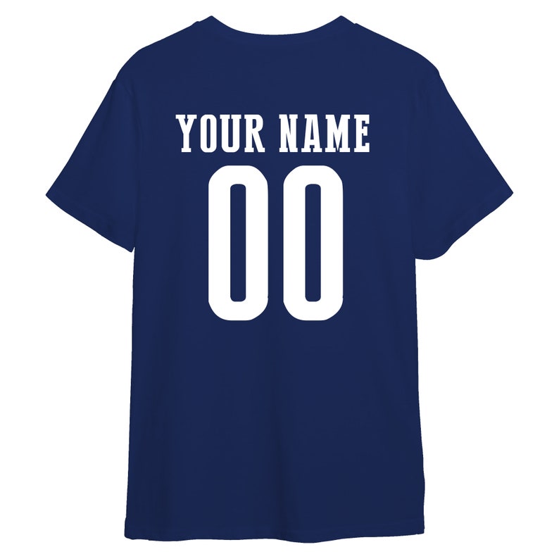 Puede incluir: Una camiseta azul marino con texto blanco que dice "YOUR NAME 00".