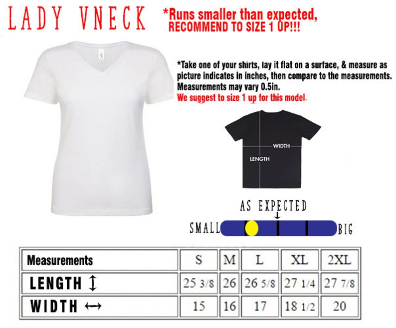 Pu&ograve; includere: Una maglietta bianca a collo a V con una tabella delle taglie che mostra le misure in pollici. La tabella include le taglie S, M, L, XL e 2XL. Il testo dice "Runs smaller than expected, RECOMMEND TO SIZE 1 UP!!"
