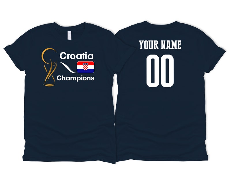 Puede incluir: Camiseta azul marino con un trofeo dorado, el texto "Croatia Champions" y la bandera croata. La parte posterior de la camiseta tiene el texto "YOUR NAME" y el n&uacute;mero "00".