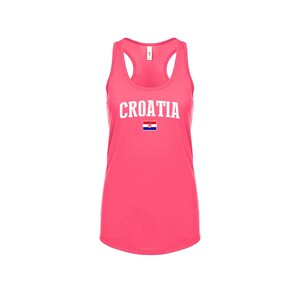 Op de afbeelding: Een roze tanktop met het woord "CROATIA" in witte letters en de Kroatische vlag gedrukt op de voorkant.