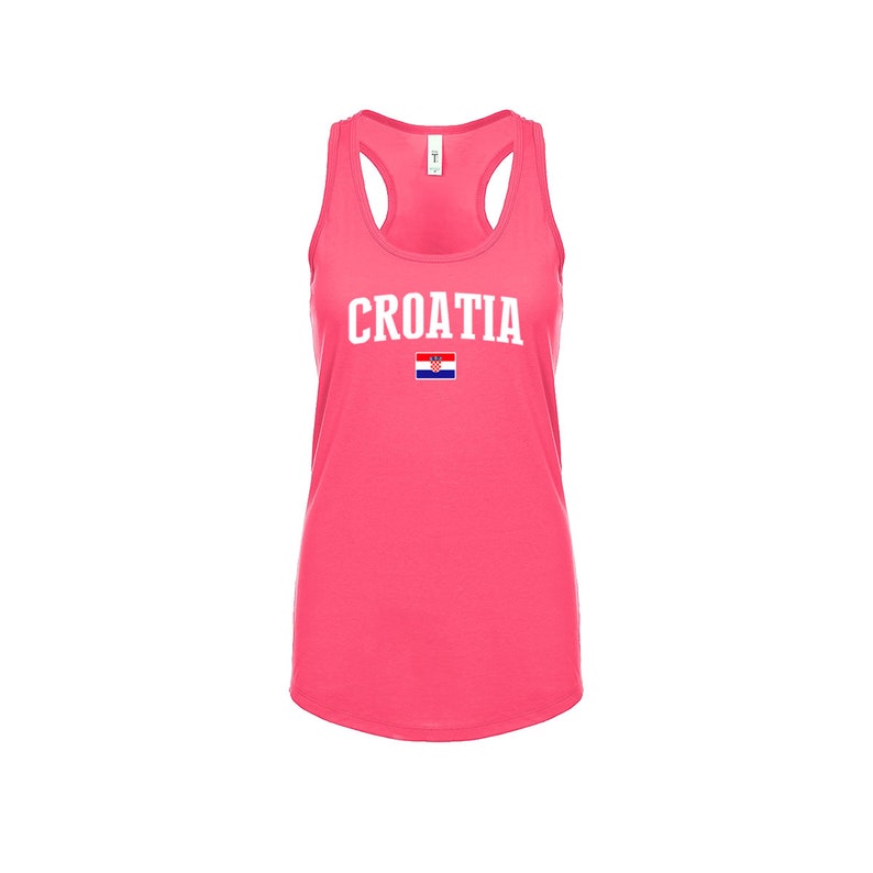 Op de afbeelding: Een roze tanktop met het woord "CROATIA" in witte letters en de Kroatische vlag gedrukt op de voorkant.