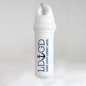 Könnte beinhalten: Weiße Boje mit einem blauen Anker und dem Text "LDGD LAKE DAYS GREAT DAYS."