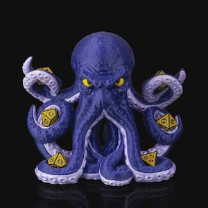 Puede incluir: Figura detallada de un pulpo azul con ojos amarillos que sostiene varios dados amarillos y negros. Los tentáculos están envueltos alrededor de los dados y la figura tiene una superficie texturizada. El fondo es negro.