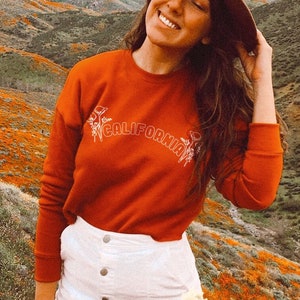 Sudadera corta California Poppy: cuello redondo de polar Super Bloom con estampado floral retro