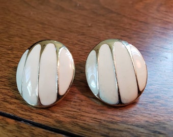 Vintage enameled metal stud post earrings earrings goldtone striped setting ecru light beige