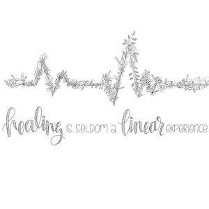 Pode incluir: Desenho de linha preto e branco de um batimento cardíaco com flores e folhas. O texto "healing is seldom a linear experience" está abaixo do batimento cardíaco.