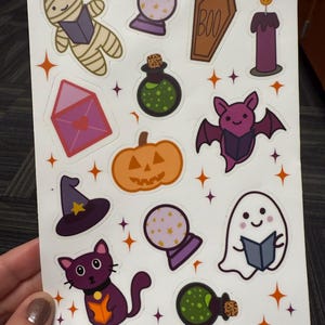 Feuille d&#39;autocollants d&#39;Halloween - adorables copains de lecture effrayants sur une feuille d&#39;autocollants 5 x 7 / Sticker vinyle mat / Ordinateurs portables, cahiers, bouteilles d&#39;eau, etc.