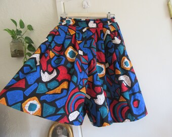 Pantaloncini in misto rayon colorati degli anni '90, pantaloncini al ginocchio, pantaloncini a pieghe dai colori vivaci vintage degli anni '90, pantaloncini a vita alta, vintage anni '90, S/M/L