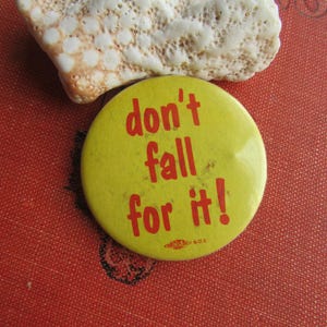 1970s Vintage Pinback Button "Don't Fall For It" Political Slogan Question Reality Humorous Pin