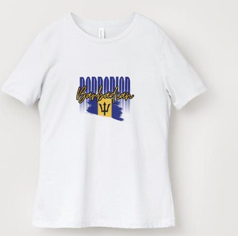 Pu&ograve; includere: T-shirt bianca con la scritta "Barbadian" in corsivo e la parola "Barbados" in grassetto. La maglietta presenta la bandiera delle Barbados in blu, giallo e nero.