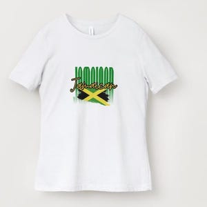 Pu&ograve; includere: T-shirt bianca con la scritta "Jamaican" in un font stilizzato e il design della bandiera giamaicana. La bandiera &egrave; una X gialla su sfondo nero, con strisce verdi. Un capo di abbigliamento casual.