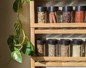 Étagère à épices murale · étagère en bois · idée d'organisation de cuisine · étagère à huiles essentielles · étagères de cuisine · épices · organisation de garde-manger · étagère à bocaux