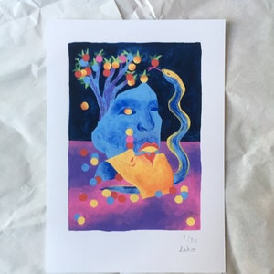 Op de afbeelding: Een kleurrijk abstract schilderij van een gezicht met een boom die uit zijn hoofd groeit. Een slang is om de boom gewikkeld en een hand reikt uit om de slang aan te raken. De achtergrond is donkerblauw met een paarse en roze gradiënt. Het schilderij is rechtsonder getekend met "1/30 laho".