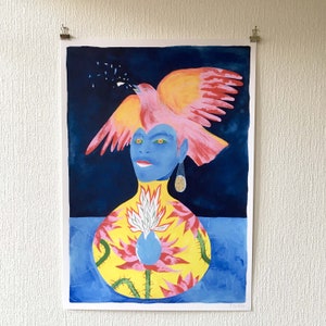 Digigrafia ou giclée de rosto de mulher azul com pássaro no cabelo e vaso com motivos florais, tema botânico