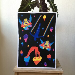 Plakat aus dem Raum und dem Kosmos mit zwei verliebten Figuren auf einer interstellaren Reise, umgeben von Asteroiden und bunten Planeten
