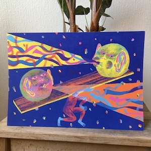 Dibujo festivo y fantástico de dos caras equilibrado en una tabla de madera en medio de la noche estrellada, una lluvia mineral en el fondo