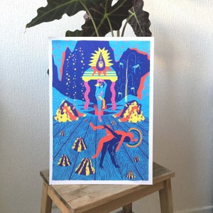 Peut inclure: Une impression abstraite colorée avec un schéma de couleurs bleu, rose et jaune. L'impression présente un personnage central avec une couronne et une robe flottante, entouré de personnages plus petits et de formes géométriques. L'impression est sur un fond bleu foncé.