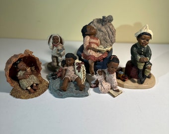 Figura de TODOS LOS NIÑOS DE DIOS de Martha Holcombe. II