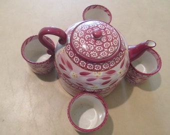 Details about   Temptations Temp-Tations Tara Old World Cranberry Pink Teapot Warmer Stand 