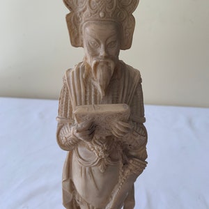 Asiatische Figur mit Buch