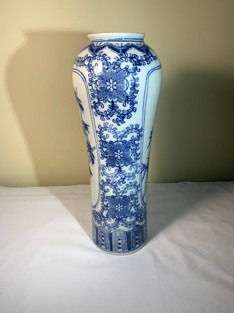 Classic Chinese Vintage Blue and White Floral Globe Porcelain