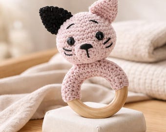 Crochet a rattle, crochet rattle instructions, crochet a cat rattle, crochet an amigurumi rattle, crochet an animal rattle, crochet a rattle with a wooden ring