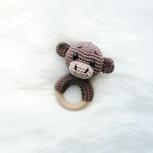 Teje un sonajero a crochet, instrucciones fáciles para tejer un sonajero a crochet, teje un sonajero de mono a crochet, teje un sonajero de amigurumi a crochet, teje un sonajero de animal a crochet, teje un sonajero a crochet con un anillo de madera imagen 2