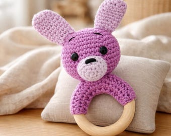 Crochet a rattle, crochet rattle instructions, crochet a bunny rattle, crochet an amigurumi rattle, crochet an animal rattle, crochet a rattle with a wooden ring
