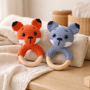 Crochet a rattle, crochet rattle instructions, crochet a fox and wolf rattle, crochet an amigurumi rattle, crochet an animal rattle, crochet a rattle with a wooden ring