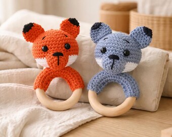Crochet a rattle, crochet rattle instructions, crochet a fox and wolf rattle, crochet an amigurumi rattle, crochet an animal rattle, crochet a rattle with a wooden ring