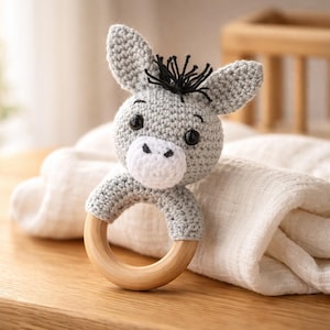 Faça um chocalho de crochê, instruções fáceis de crochê para chocalho, faça um chocalho de burro de crochê, faça um chocalho de amigurumi de crochê, faça um chocalho de animal de crochê, faça um chocalho com argola de madeira de crochê