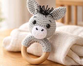 Teje un sonajero a crochet, instrucciones fáciles para tejer un sonajero a crochet, teje un sonajero de burro a crochet, teje un sonajero amigurumi a crochet, teje un sonajero de animales a crochet, teje un sonajero a crochet con un anillo de madera