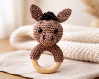 Crochet a rattle, crochet rattle instructions, crochet a horse rattle, crochet an amigurumi rattle, crochet an animal rattle, crochet a rattle with a wooden ring