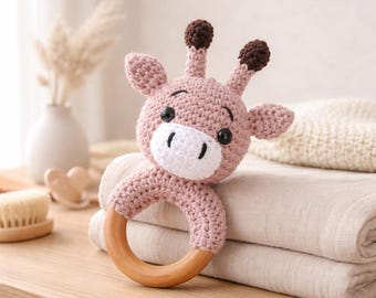 Tejer un sonajero, instrucciones para tejer un sonajero, tejer un sonajero de jirafa, tejer un sonajero de amigurumi, tejer un sonajero de animales, tejer un sonajero con un anillo de madera