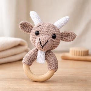 Crochet a rattle, crochet rattle instructions, crochet a goat rattle, crochet an amigurumi rattle, crochet an animal rattle, crochet a rattle with a wooden ring