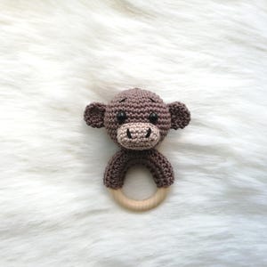 Teje un sonajero a crochet, instrucciones fáciles para tejer un sonajero a crochet, teje un sonajero de mono a crochet, teje un sonajero de amigurumi a crochet, teje un sonajero de animal a crochet, teje un sonajero a crochet con un anillo de madera imagen 3