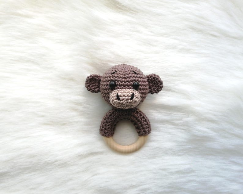 Teje un sonajero a crochet, instrucciones fáciles para tejer un sonajero a crochet, teje un sonajero de mono a crochet, teje un sonajero de amigurumi a crochet, teje un sonajero de animal a crochet, teje un sonajero a crochet con un anillo de madera imagen 3