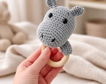 Crochet a rattle, crochet rattle instructions, crochet a hippo rattle, crochet an amigurumi rattle, crochet an animal rattle, crochet a rattle with a wooden ring