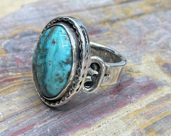 Turquoise Ring / Classy Oval Hidden Valley Turquoise Sterling Silver Ring with Scalloped Edge and Detailed Band / Swirl Pattern Band