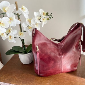 Fait main au Canada, sac hobo bordeaux, rouge foncé, cuir pull-up et cuir Crazy Horse fuchsia, porté épaule et bandoulière.