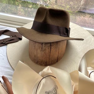 Hat Reblocking Bashing en Reshaping-service voor je Indiana Jones-fedora