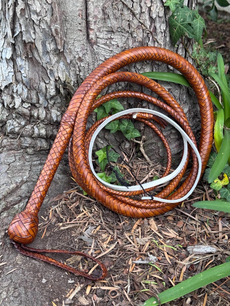 Látigo de canguro INDIANA JONES de F&G Customs - El látigo de canguro incluye un soporte para látigo GRATIS. imagen 1
